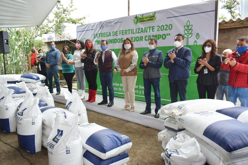 Apoya gobierno de San Pedro Cholula a productores agrícolas con fertilizante 
