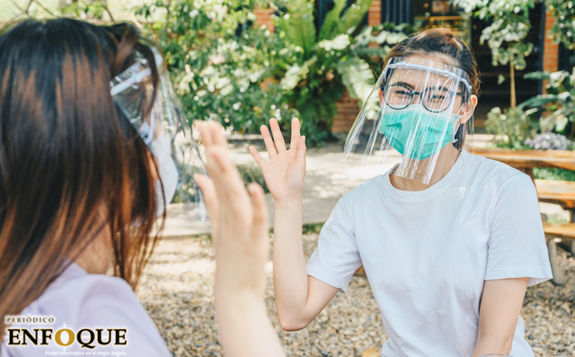 Usar este tipo de cubrebocas y caretas no protege contra covid-19, revela estudio