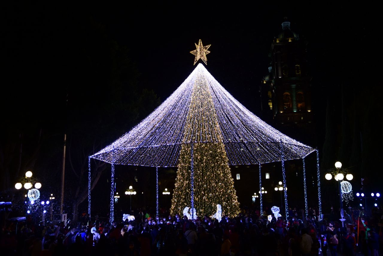 Encabeza Rivera Vivanco encendido de árbol navideño en el zócalo