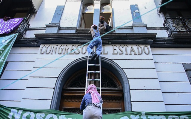 Pide Barbosa que Congreso de Puebla resuelva la despenalización del aborto por medio del debate