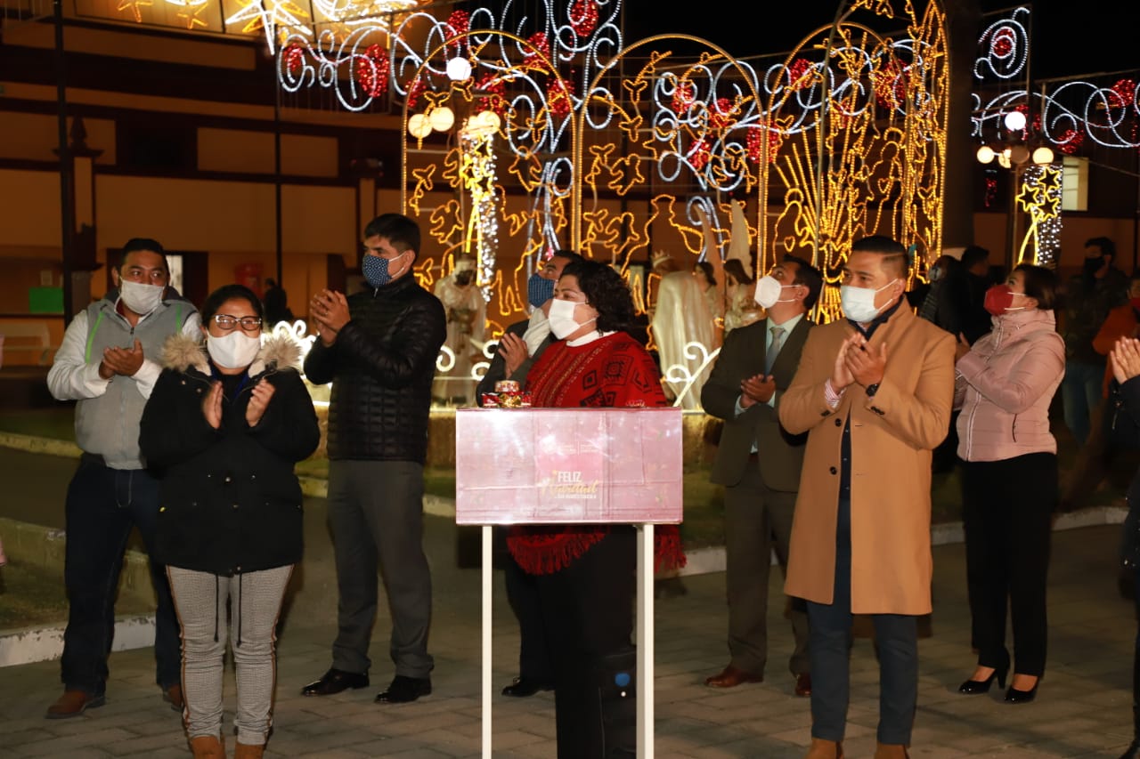 Encabeza Karina Pérez el encendido de la iluminación navideña en San Andrés