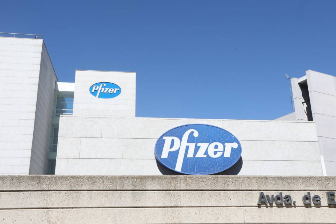 Pfizer reduce 50% su objetivo de producción de vacunas contra COVID de este año