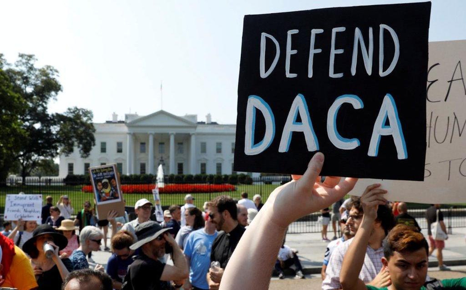 Juez de EU ordena restablecer DACA, el programa de 'dreamers '