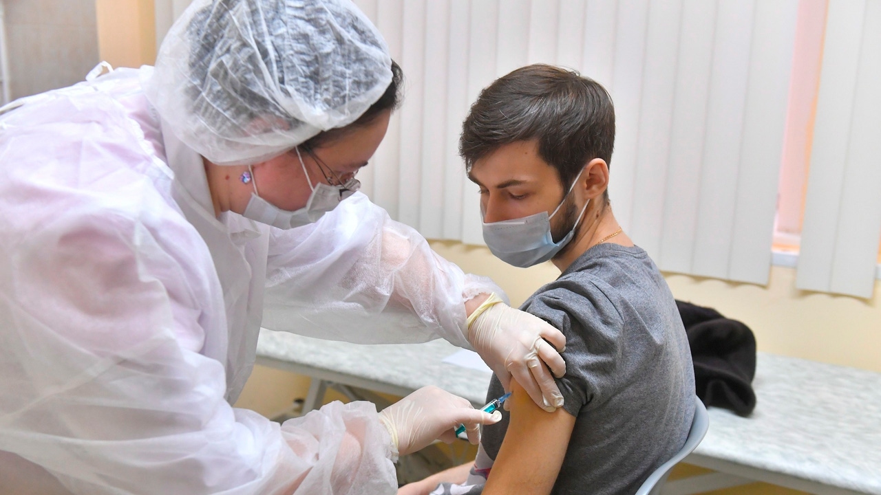 Rusia comienza campaña de vacunación masiva contra COVID-19 con 'Sputnik V'