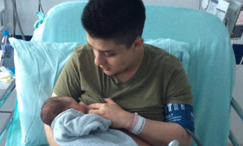 Hombre trans publica imagen mientras amamanta a su bebé, desata criticas de usurarios