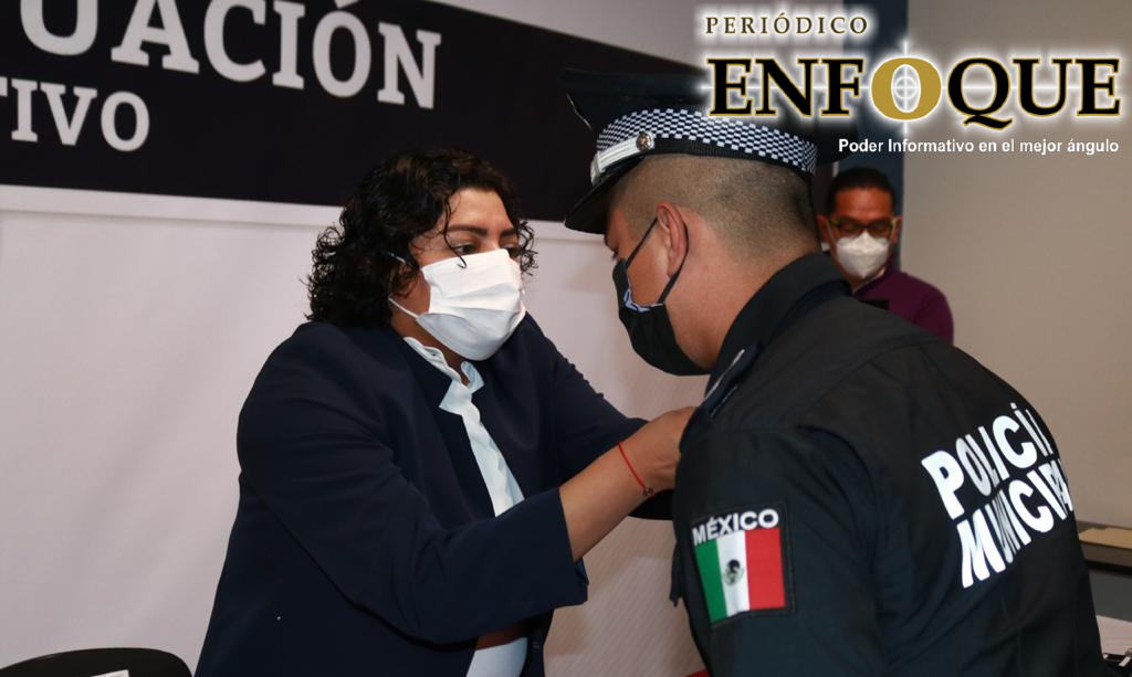 Gobierno de San Andrés Cholula otorga reconocimientos a miembros del cuerpo policial.    