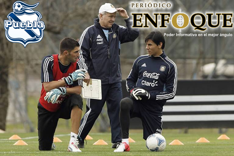 Los exseleccionados argentinos Mariano Andújar y Óscar Ustari se perfilan como los principales candidatos para defender la portería del Club Puebla.     