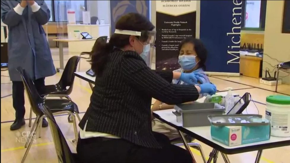 Canadá inicia vacunación contra COVID-19; Anita Quidangen es la primera en recibir la dosis