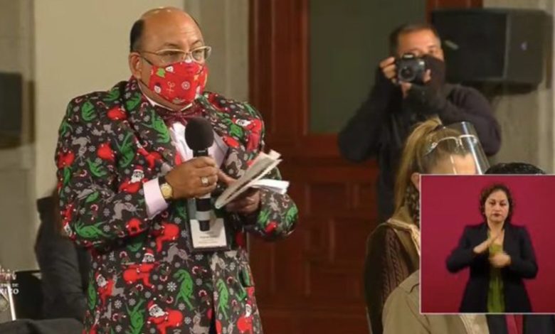 Look navideño de Lord Molécula y su obsequio para AMLO llenan de burlas la red