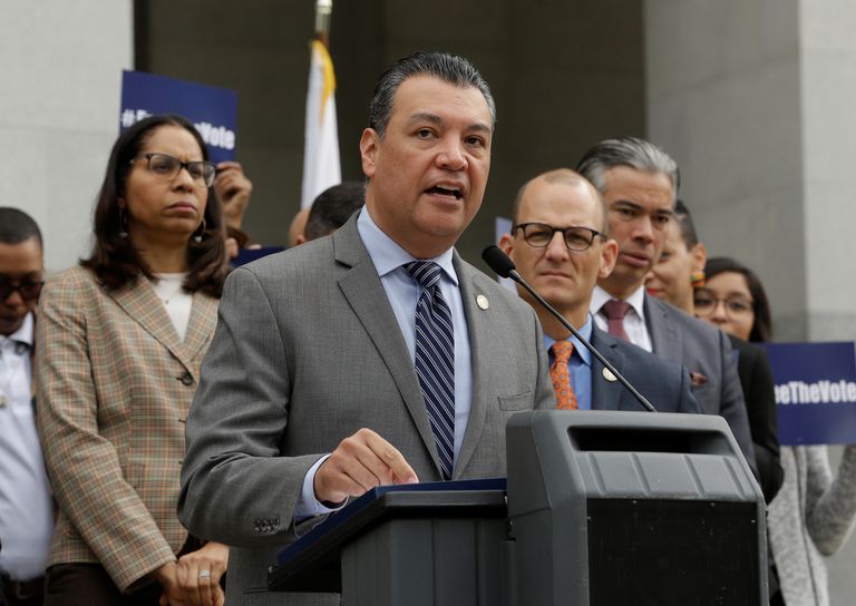 Alex Padilla, hijo de mexicanos, ocupará el lugar de Kamala Harris en el Senado de EU