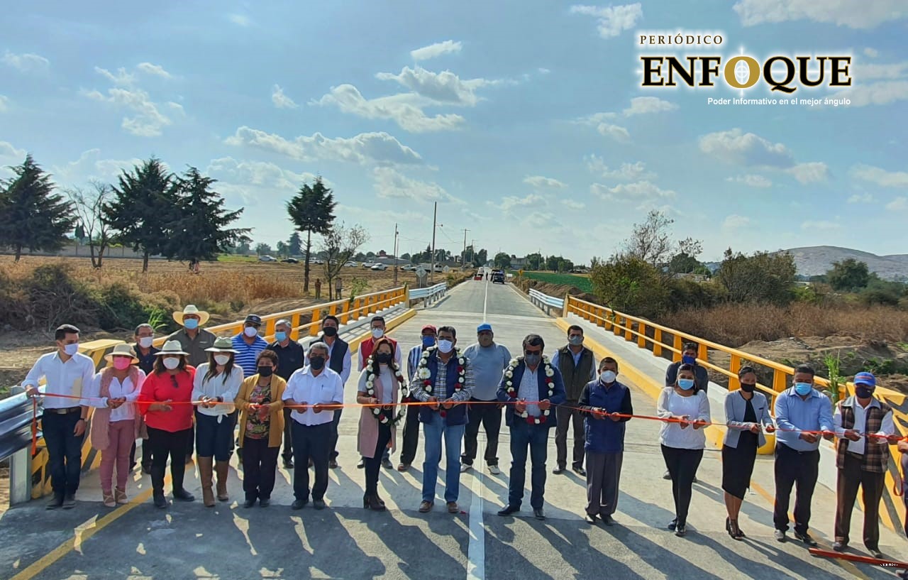 Céspedes Peregrina entrega obra de puente vehicular Zahuatlán-San Mateo Parra en Tepeaca 