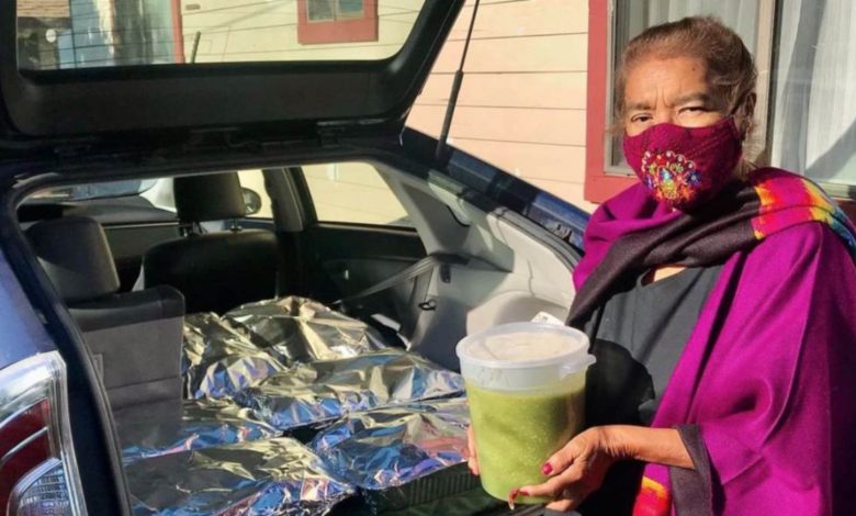 Mujer de 73 años regala tamales a médicos que le salvaron la vida del COVID-19