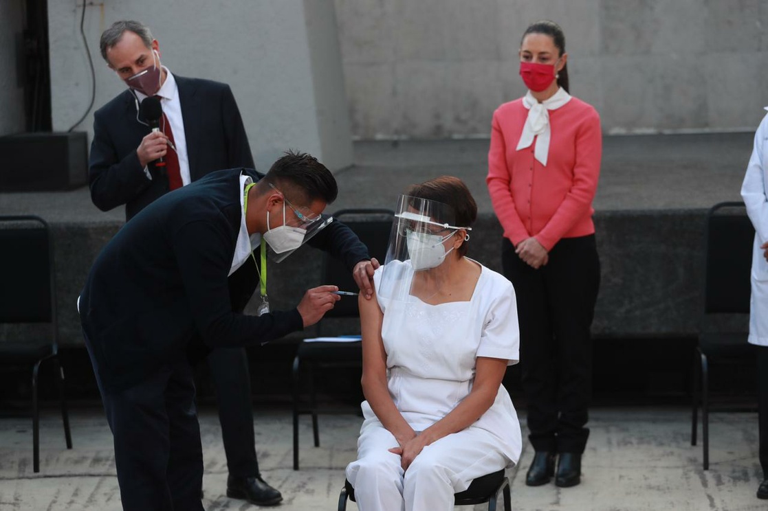 ¡Es hoy, es hoy! Inicia vacunación contra COVID en México: la primera es María Irene Ramírez, jefa de enfermería