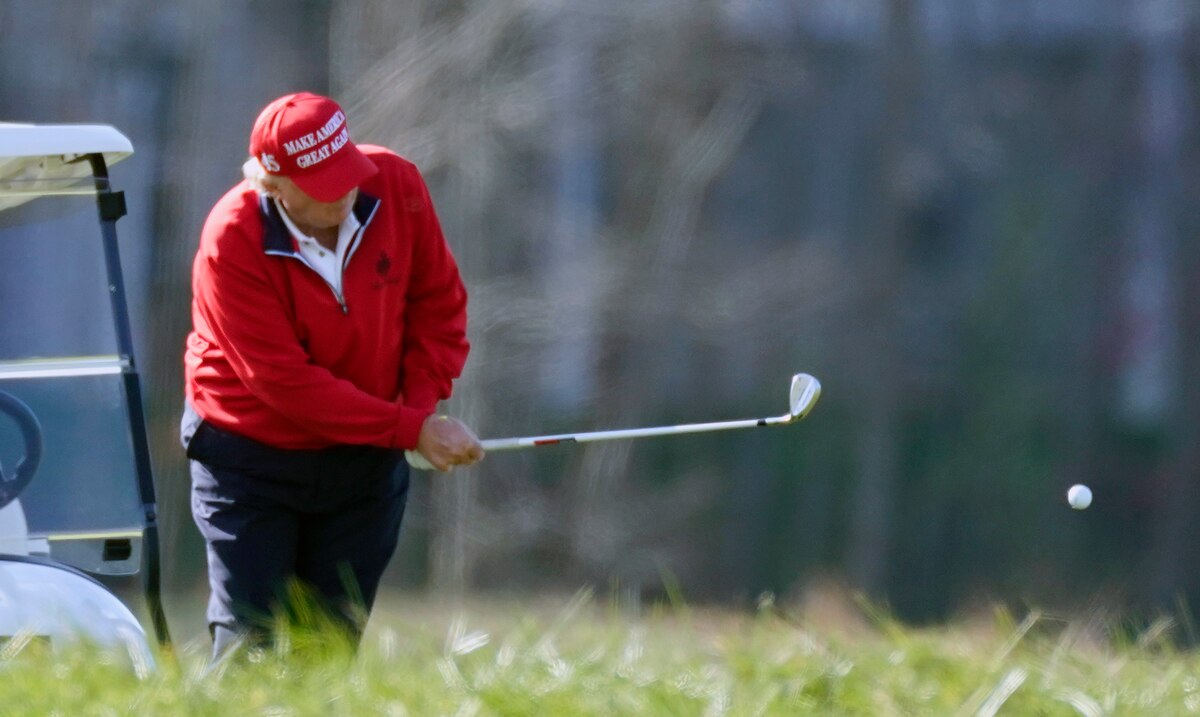 Mientras Trump juega golf, ayudas por COVID en EU siguen 'en el aire'