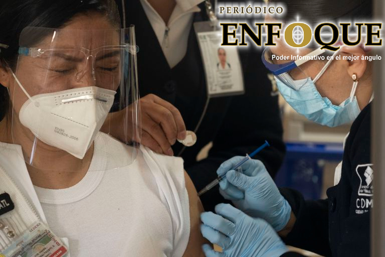 Entérate.  Gobierno Federal comunica que un médico vacunó contra el COVID-19 a su familia indebidamente.