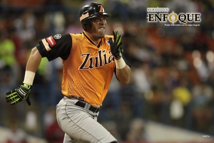 Beisbolista agrede a rival con el bat en pleno juego (Video)