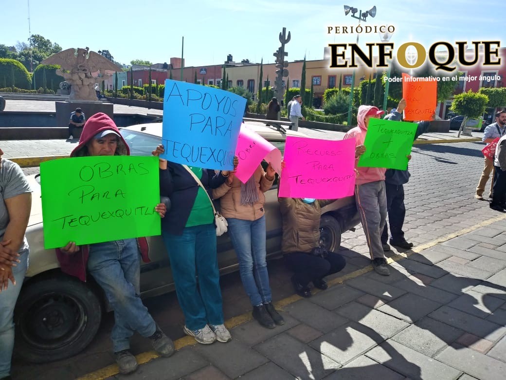 Pobladores de El Carmen Tequexquitla se manifiestan frente al Congreso del Estado 