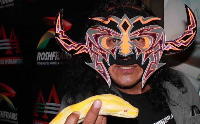 Psicosis cacheteó a Konnan afuera de un set de grabación
