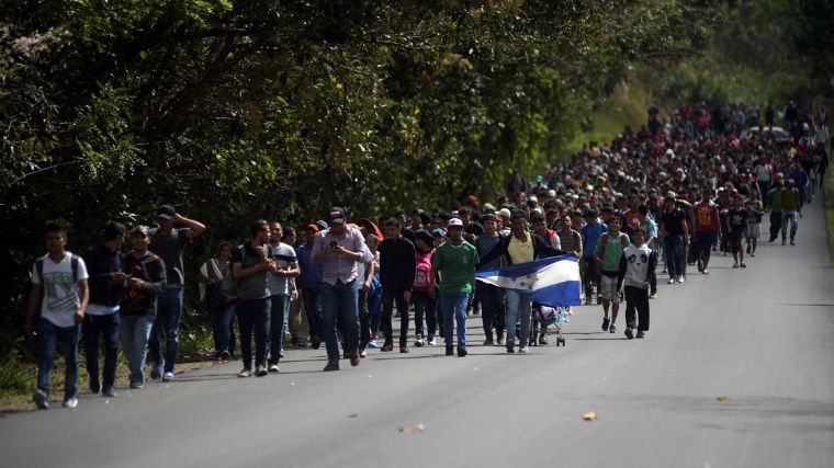 Integrantes de caravana entran a México 'a cuentagotas'; se entregan a Migración