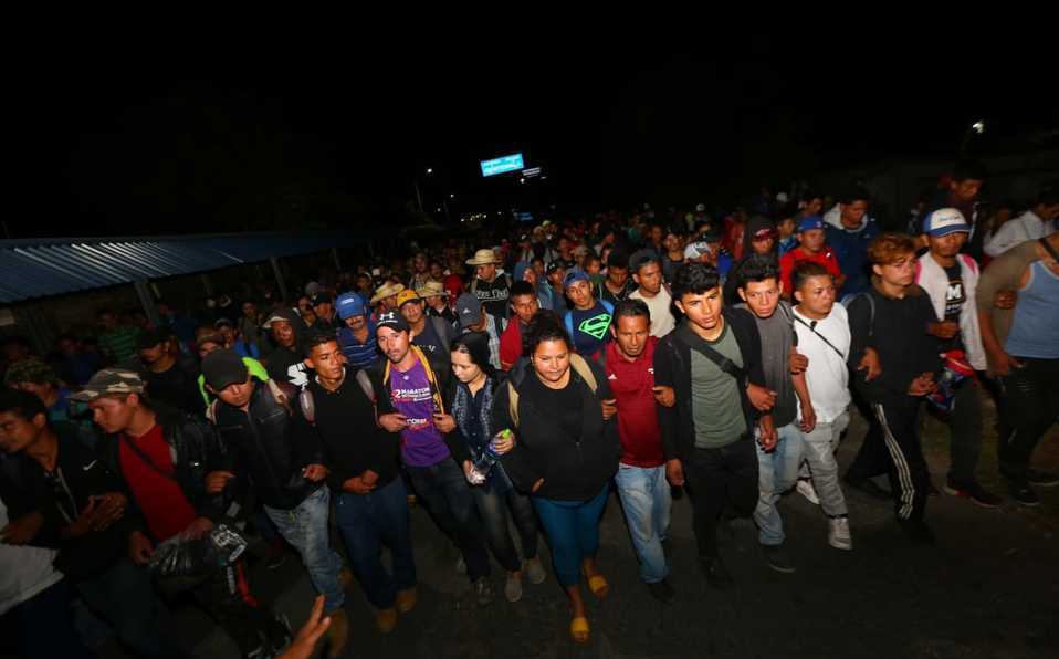 En cadena humana, caravana migrante llega a puente fronterizo Guatemala- México