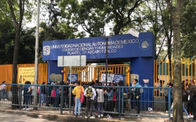 Estudiantes llegan a rectoría para entregar pliego petitorio tras muerte de alumno del CCH