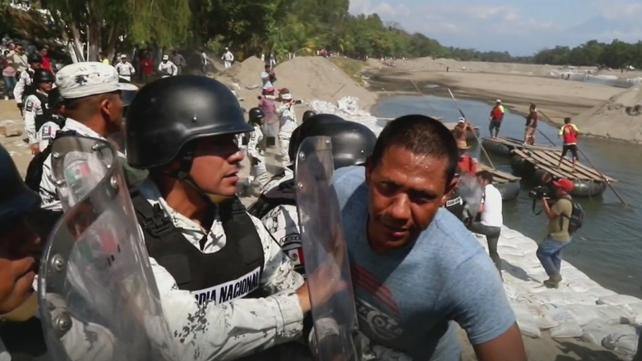 Migrantes reintegran la caravana y entran a territorio mexicano