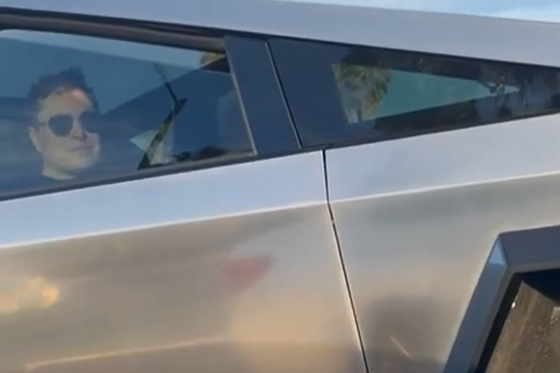 Captan a Elon Musk transportándose en su Cybertruck (video)
