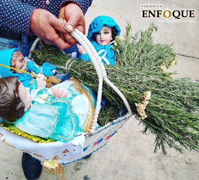 Acuden familias de Cholula a presentar a sus Niños Jesús por Día de la Candelaria 