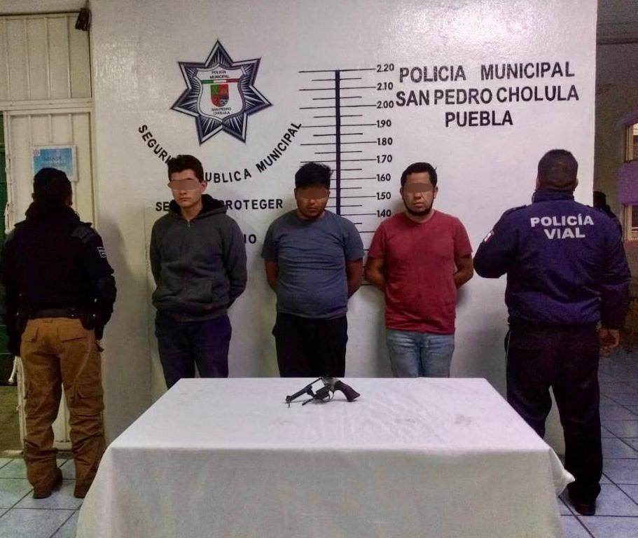 Detecta policía de San Pedro Cholula arma de fuego en vehículo sin placas 
