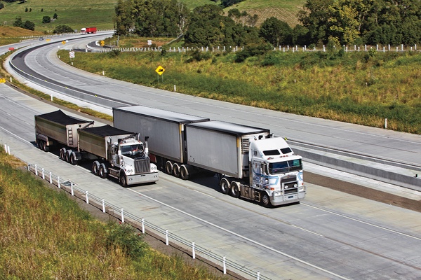 Monreal busca prohibir la circulación de camiones de doble remolque en autopistas