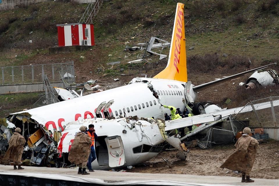 Pasajeros relatan accidente de avión en Turquía; suman tres muertos