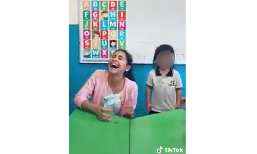 Despiden a maestra por hacer reto de la botella a niña de kínder