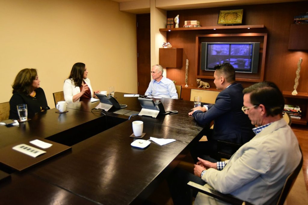 Claudia Rivera viaja con comitiva a la CDMX para reunirse con Alfonso Romo