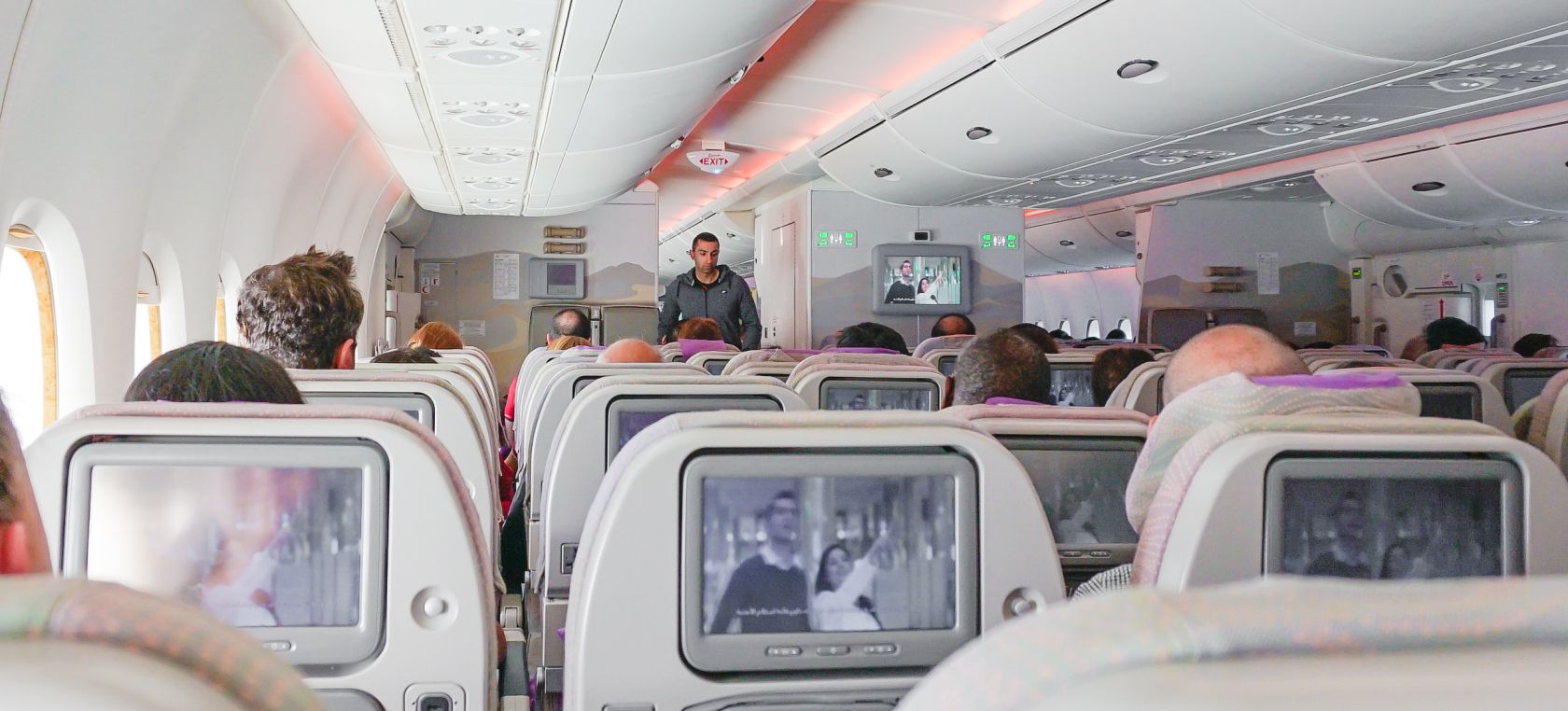 Hombre viaja en cápsula de plástico para no contagiarse de coronavirus