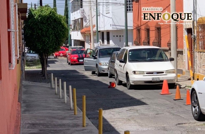 Retiran objetos con los que se apartan lugares en el CH de Puebla