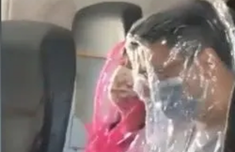 Pareja de chinos son captados envueltos en plástico para no contagiarse de coronavirus