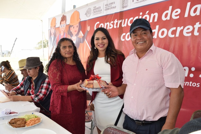 Entrega Tonantzin Fernández pavimentación de calle en San Antonio Cacalotepec 