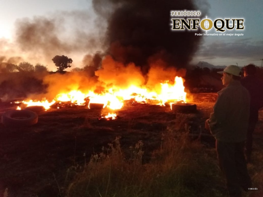 Sofocan incendio en Acajete por quema de llantas