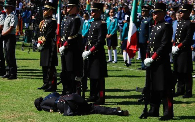 Durante festejo del Día de la Bandera, el calor noqueó a menores integrantes de escoltas