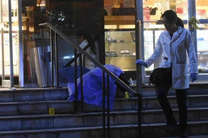 Gerente de Sanborns busca frustrar asalto y lo matan a tiros