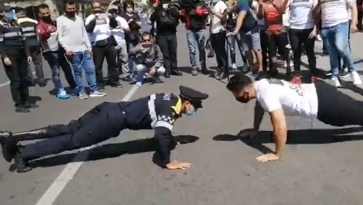 ¿No que muy fit? Policías ganan a deportistas durante reta de lagartijas en CDMX (Video)