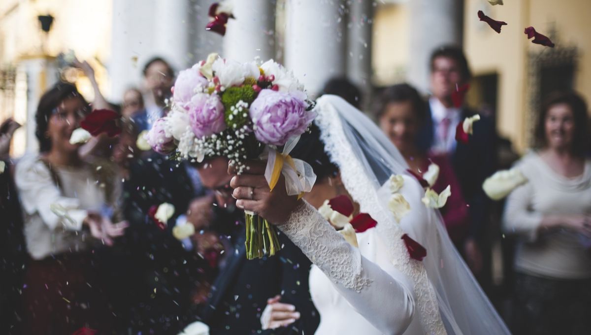 Realizan boda masiva; novio muere de COVID-19; hay 80 invitados contagiados