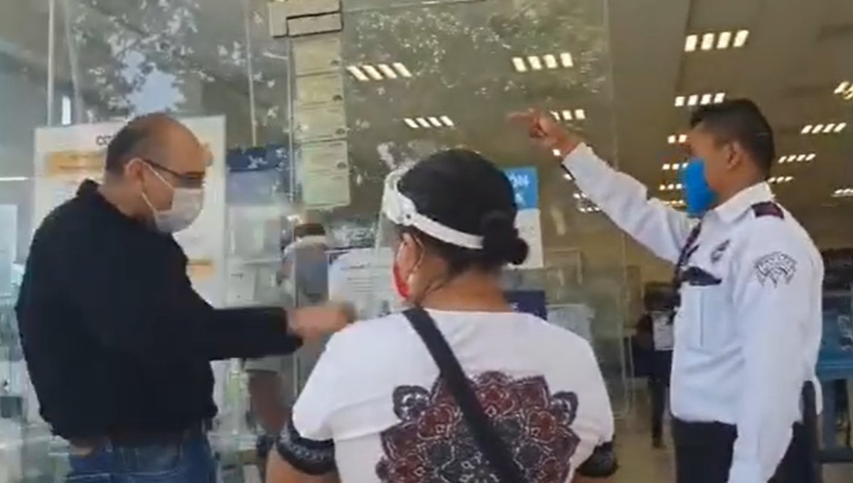 “Me estás dañando las neuronas”: Hombre se niega a que guardia le tome la temperatura (Video)
