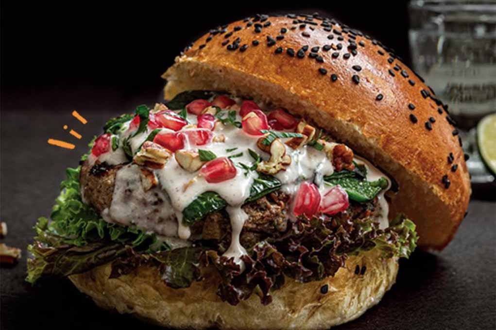 Alistan hamburguesa de Chile en Nogada para esta temporada