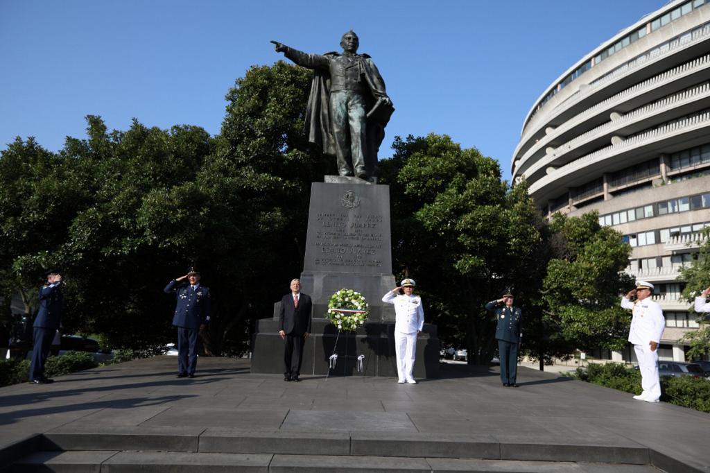 AMLO visita estatua de Benito Juárez en Washington; coloca ofrenda floral