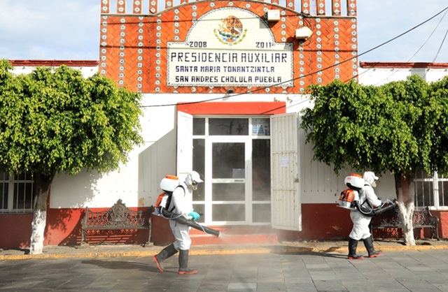 Sanitizan 40 mil metros de Santa María Tonantzintla para prevenir Covid-19 