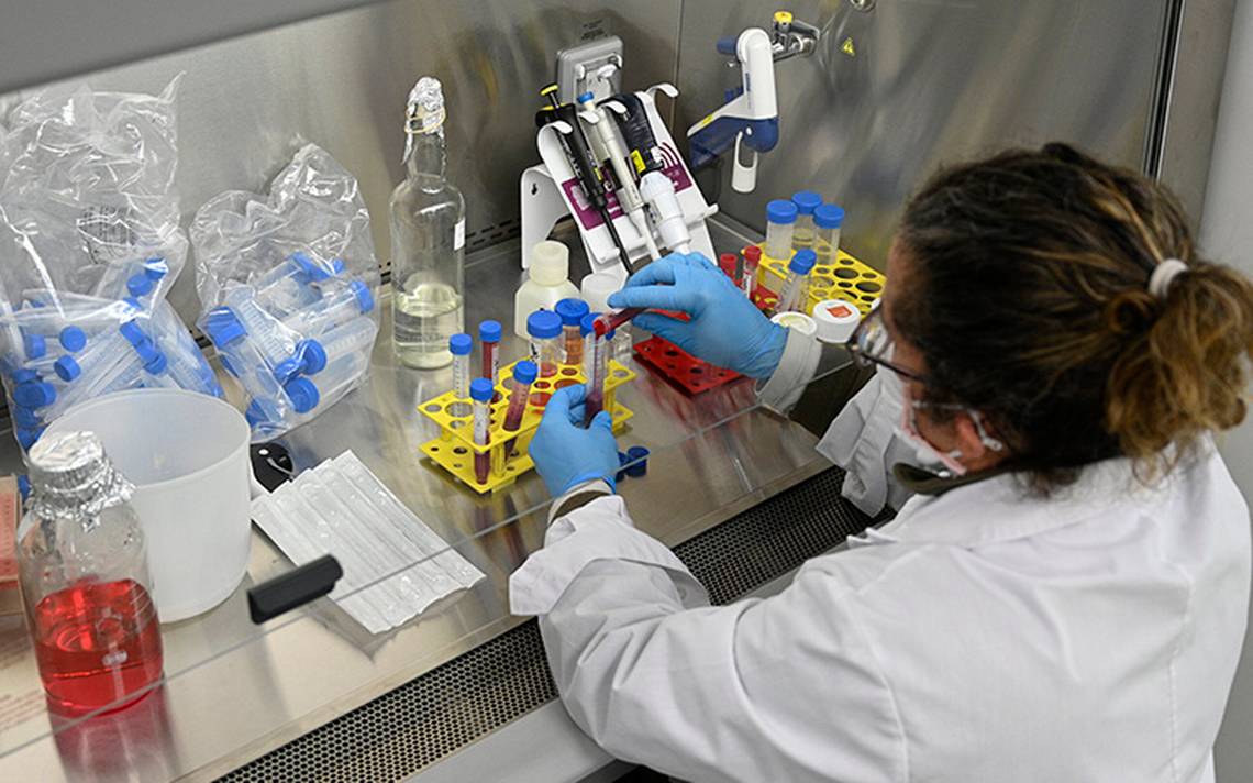 Gobierno de EU y farmacéuticas le 'meten el pie' a inyección que podría prevenir contagios de COVID-19: LA Times