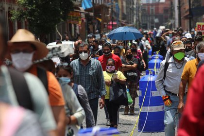'Es como un auto que desacelera', López-Gatell explica por qué la epidemia va más lenta en México