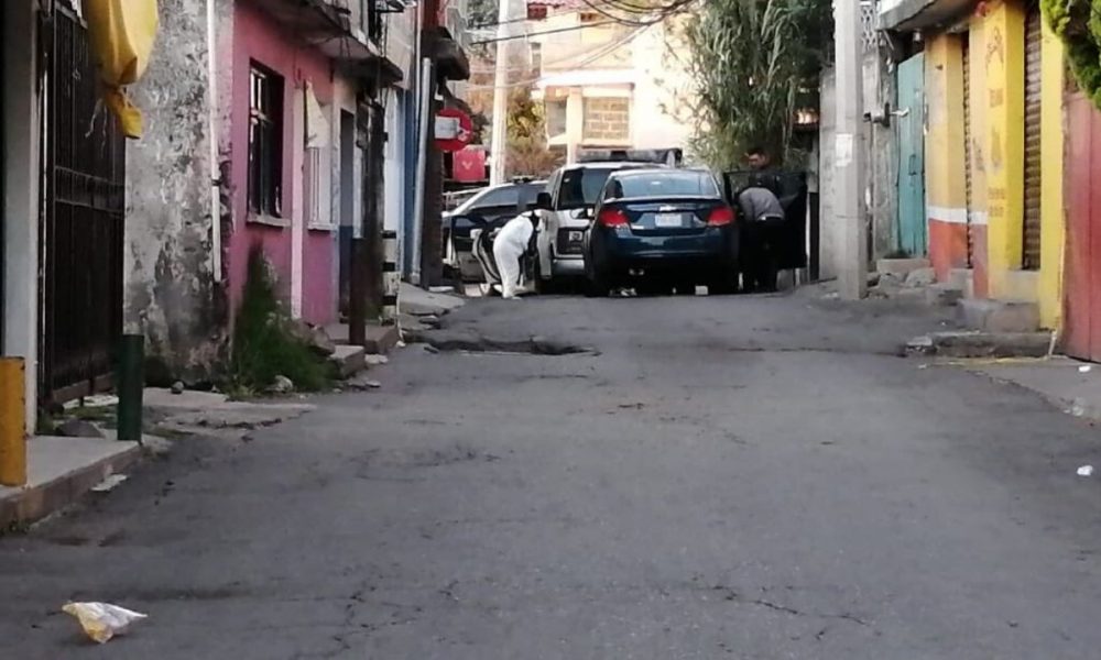 Hallan cuerpos de 4 personas en auto de lujo en zona del Ajusco