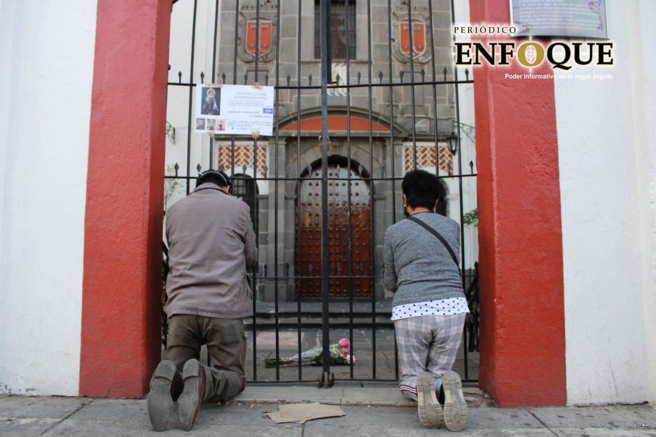 Católicos acuden al templo de la Virgen del Carmen para celebrarla en su día
